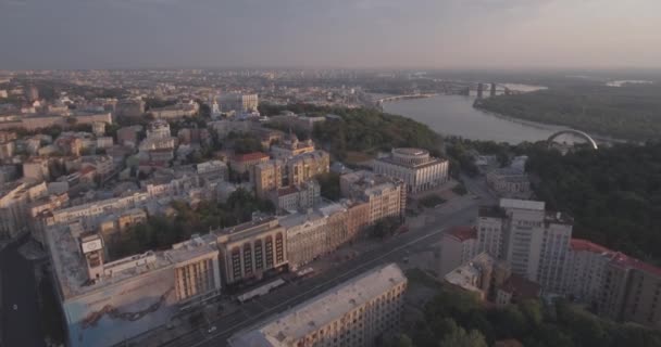 Kyiv-Unabhängigkeit quadratische Luftaufnahme, 20. August 2017. Stadtlandschaft aus einer Höhe bei Sonnenaufgang. Sommermorgen, Morgengrauen über der antiken Stadt Kiev. Schüsse aus der Luft von Häusern im Morgengrauen. — Stockvideo