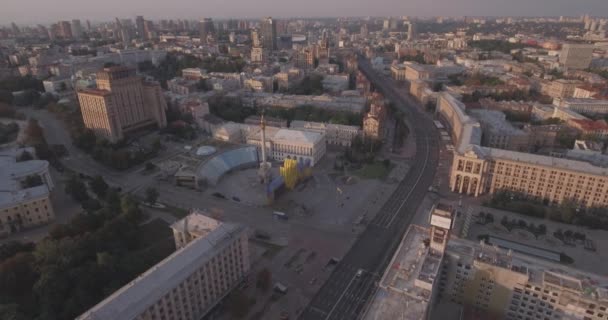 Kyiv-Independence Square indagine aerea, 20 agosto 2017. Paesaggio urbano dall'alto all'alba. Mattina estiva, alba sull'antica città di Kiev. Sparatoria dall'aria delle case all'alba . — Video Stock
