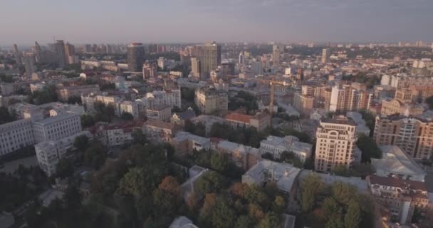 Πλατεία ανεξαρτησίας-Κίεβο εναέρια έρευνα, 20 Αυγούστου 2017. Τοπίο της πόλης από ύψος στο sunrise. Το πρωί το καλοκαίρι, Αυγή πάνω στην αρχαία πόλη του Κίεβου. Γυρίσματα από τον αέρα των σπιτιών στην αυγή. — Αρχείο Βίντεο