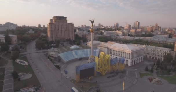 Kiev-Independence Square flygfotografering, 20 augusti 2017. Stadslandskapet från en höjd vid soluppgången. Sommarmorgon, gryning över den antika staden av Kiev. Skytte från luften av hus i gryningen. — Stockvideo