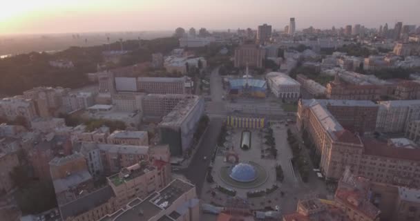 基辅独立广场航空调查, 2017年8月20日。日出时从高处的城市景观。夏天的清晨, 黎明在基辅的古城。黎明时分从房屋上空射击. — 图库视频影像