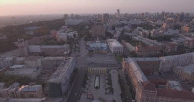 Kiev-bağımsızlık Meydanı hava Anketi, 20 Ağustos 2017. Sunrise adlı bir yükseklikten şehir manzarası. Yaz sabahı, şafak Kiev Antik şehir üzerinde. Şafakta evleri havadan çekim.