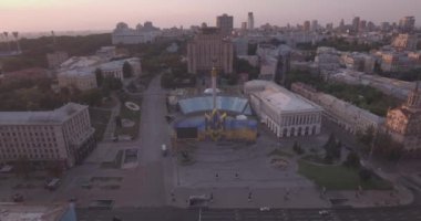 Kiev-bağımsızlık Meydanı hava Anketi, 20 Ağustos 2017. Sunrise adlı bir yükseklikten şehir manzarası. Yaz sabahı, şafak Kiev Antik şehir üzerinde. Şafakta evleri havadan çekim.