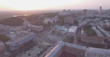 Kiev-bağımsızlık Meydanı hava Anketi, 20 Ağustos 2017. Sunrise adlı bir yükseklikten şehir manzarası. Yaz sabahı, şafak Kiev Antik şehir üzerinde. Şafakta evleri havadan çekim.