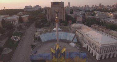 Kiev-bağımsızlık Meydanı hava Anketi, 20 Ağustos 2017. Sunrise adlı bir yükseklikten şehir manzarası. Yaz sabahı, şafak Kiev Antik şehir üzerinde. Şafakta evleri havadan çekim.