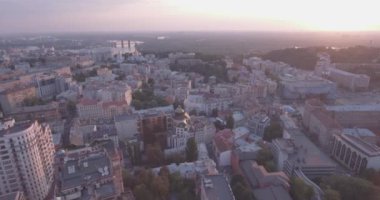Kiev-bağımsızlık Meydanı hava Anketi, 20 Ağustos 2017. Sunrise adlı bir yükseklikten şehir manzarası. Yaz sabahı, şafak Kiev Antik şehir üzerinde. Şafakta evleri havadan çekim.