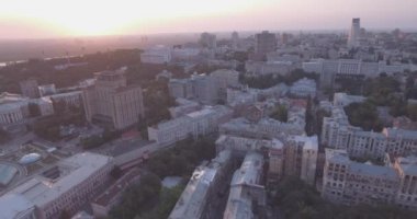 Kiev-bağımsızlık Meydanı hava Anketi, 20 Ağustos 2017. Sunrise adlı bir yükseklikten şehir manzarası. Yaz sabahı, şafak Kiev Antik şehir üzerinde. Şafakta evleri havadan çekim.