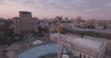 Kiev-bağımsızlık Meydanı hava Anketi, 20 Ağustos 2017. Sunrise adlı bir yükseklikten şehir manzarası. Yaz sabahı, şafak Kiev Antik şehir üzerinde. Şafakta evleri havadan çekim.
