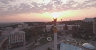 Kiev-bağımsızlık Meydanı hava Anketi, 20 Ağustos 2017. Sunrise adlı bir yükseklikten şehir manzarası. Yaz sabahı, şafak Kiev Antik şehir üzerinde. Şafakta evleri havadan çekim.
