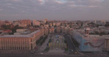 Kiev-bağımsızlık Meydanı hava Anketi, 20 Ağustos 2017. Sunrise adlı bir yükseklikten şehir manzarası. Yaz sabahı, şafak Kiev Antik şehir üzerinde. Şafakta evleri havadan çekim.