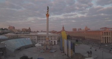 Kiev-bağımsızlık Meydanı hava Anketi, 20 Ağustos 2017. Sunrise adlı bir yükseklikten şehir manzarası. Yaz sabahı, şafak Kiev Antik şehir üzerinde. Şafakta evleri havadan çekim.