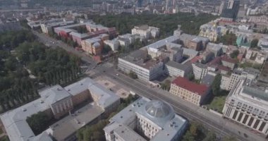 Kiev sokak Vladimirskaya anteni. Kuş Uçuş günü şafak yükseklikten şehir manzarası. Eski evler modern mimarinin yanında dur. Güzel eski Kuyv. 