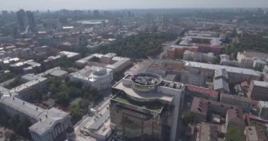 Kiev sokak Vladimirskaya anteni. Kuş Uçuş günü şafak yükseklikten şehir manzarası. Eski evler modern mimarinin yanında dur. Güzel eski Kuyv. 