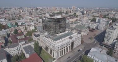 Hava anket. cam ofis Kiev Şehir Binası. 13 Ağustos 2017. kentsel peyzaj bir kuş bakışı üzerinden. Eski bilgi ile inşaat güzel modern bir yapı ile. güneşli sabah