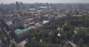 Kiev sokak Vladimirskaya anteni. Kuş Uçuş günü şafak yükseklikten şehir manzarası. Eski evler modern mimarinin yanında dur. Güzel eski Kuyv. 