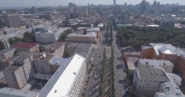 Kiev sokak Vladimirskaya anteni. Kuş Uçuş günü şafak yükseklikten şehir manzarası. Eski evler modern mimarinin yanında dur. Güzel eski Kuyv. 