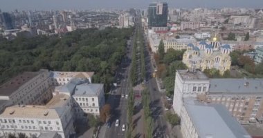 Kiev sokak Vladimirskaya anteni. Kuş Uçuş günü şafak yükseklikten şehir manzarası. Eski evler modern mimarinin yanında dur. Güzel eski Kuyv. 