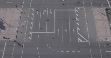 Hava, otomobil kavşak. Kiev şehir Vladimirskaya sokak vardır. Araba kesiştiği vardır. Şehir manzara şehir merkezi. Yukarıdan görüntüleyin. Yaz güneşli sabahı güzel şehirde.