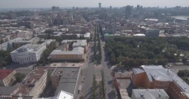 Kiev sokak Vladimirskaya anteni. Kuş Uçuş günü şafak yükseklikten şehir manzarası. Eski evler modern mimarinin yanında dur. Güzel eski Kuyv. 