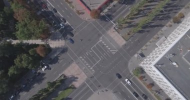 Hava, otomobil kavşak. Kiev şehir Vladimirskaya sokak vardır. Araba kesiştiği vardır. Şehir manzara şehir merkezi. Yukarıdan görüntüleyin. Yaz güneşli sabahı güzel şehirde.