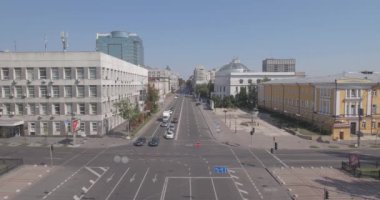 Hava, otomobil kavşak. Kiev şehir Vladimirskaya sokak vardır. Araba kesiştiği vardır. Şehir manzara şehir merkezi. Yukarıdan görüntüleyin. Yaz güneşli sabahı güzel şehirde.