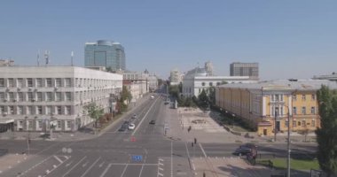 Hava, otomobil kavşak. Kiev şehir Vladimirskaya sokak vardır. Araba kesiştiği vardır. Şehir manzara şehir merkezi. Yukarıdan görüntüleyin. Yaz güneşli sabahı güzel şehirde.