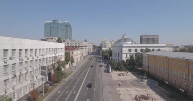 Hava, otomobil kavşak. Kiev şehir Vladimirskaya sokak vardır. Araba kesiştiği vardır. Şehir manzara şehir merkezi. Yukarıdan görüntüleyin. Yaz güneşli sabahı güzel şehirde.