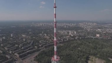 Hava Tv kulesi. TV kulesinde Kiev yakın konut ve otoyol. Dijital televizyon yayıncılığı ve gözetleme kulesi restoran şehir manzarası Kiev, Ukrayna. Yaz güneşli gün.