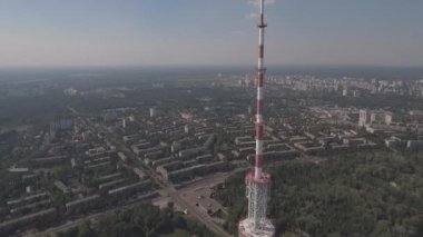 Hava Tv kulesi. TV kulesinde Kiev yakın konut ve otoyol. Dijital televizyon yayıncılığı ve gözetleme kulesi restoran şehir manzarası Kiev, Ukrayna. Yaz güneşli gün.