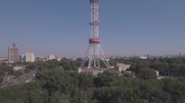 Hava Tv kulesi. TV kulesinde Kiev yakın konut ve otoyol. Dijital televizyon yayıncılığı ve gözetleme kulesi restoran şehir manzarası Kiev, Ukrayna. Yaz güneşli gün.