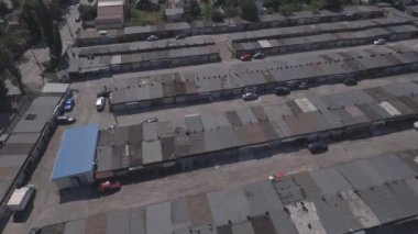 Araba garajları hava anketi. Meşgul bir otoparkta sürüş araba. Araba Servisi, tamir, bakım ve insan kavramı - mekanik adam anahtarı ve Atölyesi'nde çalışma lambası. 