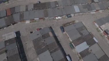 Araba garajları hava anketi. Meşgul bir otoparkta sürüş araba. Araba Servisi, tamir, bakım ve insan kavramı - mekanik adam anahtarı ve Atölyesi'nde çalışma lambası. 