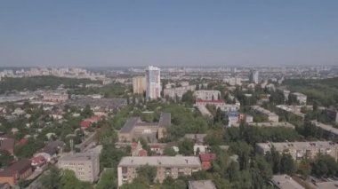 Gün batımında şehrin hava. Akşam, hava fotoğrafçılığı Kiev şehri, Darnitsky İlçesi yaz. Metro Chernihiv. Yeni mimarisi. Şehrin dron çekim yeni bina eteklerinde.