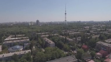 Hava Tv kulesi. TV kulesinde Kiev yakın konut ve otoyol. Dijital televizyon yayıncılığı ve gözetleme kulesi restoran şehir manzarası Kiev, Ukrayna. Yaz güneşli gün.