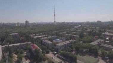 Hava Tv kulesi. TV kulesinde Kiev yakın konut ve otoyol. Dijital televizyon yayıncılığı ve gözetleme kulesi restoran şehir manzarası Kiev, Ukrayna. Yaz güneşli gün.