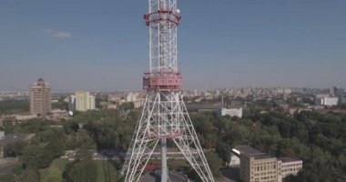 Hava Tv kulesi. TV kulesinde Kiev yakın konut ve otoyol. Dijital televizyon yayıncılığı ve gözetleme kulesi restoran şehir manzarası Kiev, Ukrayna. Yaz güneşli gün.