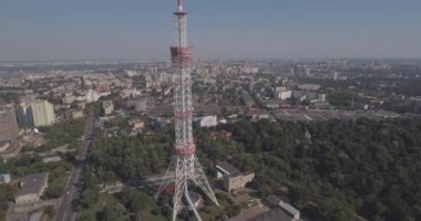 Hava Tv kulesi. TV kulesinde Kiev yakın konut ve otoyol. Dijital televizyon yayıncılığı ve gözetleme kulesi restoran şehir manzarası Kiev, Ukrayna. Yaz güneşli gün.