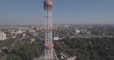 Hava Tv kulesi. TV kulesinde Kiev yakın konut ve otoyol. Dijital televizyon yayıncılığı ve gözetleme kulesi restoran şehir manzarası Kiev, Ukrayna. Yaz güneşli gün.