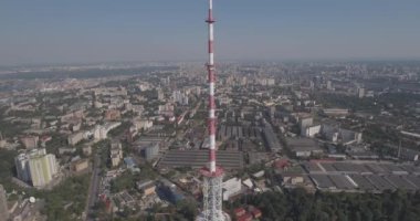 Hava Tv kulesi. TV kulesinde Kiev yakın konut ve otoyol. Dijital televizyon yayıncılığı ve gözetleme kulesi restoran şehir manzarası Kiev, Ukrayna. Yaz güneşli gün.