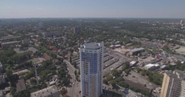 Gün batımında şehrin hava. Akşam, hava fotoğrafçılığı Kiev şehri, Darnitsky İlçesi yaz. Metro Chernihiv. Yeni mimarisi. Şehrin dron çekim yeni bina eteklerinde.