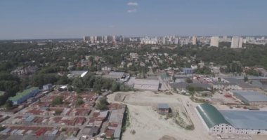 Gün batımında şehrin hava. Akşam, hava fotoğrafçılığı Kiev şehri, Darnitsky İlçesi yaz. Metro Chernihiv. Yeni mimarisi. Şehrin dron çekim yeni bina eteklerinde.