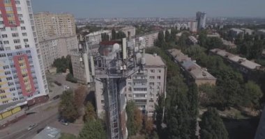 Hava Tv kulesi. TV kulesinde Kiev yakın konut ve otoyol. Dijital televizyon yayıncılığı ve gözetleme kulesi restoran şehir manzarası Kiev, Ukrayna. Yaz güneşli gün.