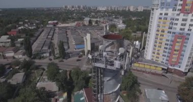 Hava Tv kulesi. TV kulesinde Kiev yakın konut ve otoyol. Dijital televizyon yayıncılığı ve gözetleme kulesi restoran şehir manzarası Kiev, Ukrayna. Yaz güneşli gün.