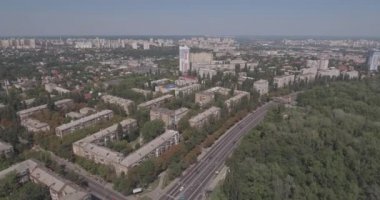 Gün batımında şehrin hava. Akşam, hava fotoğrafçılığı Kiev şehri, Darnitsky İlçesi yaz. Metro Chernihiv. Yeni mimarisi. Şehrin dron çekim yeni bina eteklerinde.