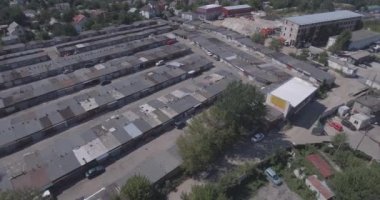 Araba garajları hava anketi. Meşgul bir otoparkta sürüş araba. Araba Servisi, tamir, bakım ve insan kavramı - mekanik adam anahtarı ve Atölyesi'nde çalışma lambası. 