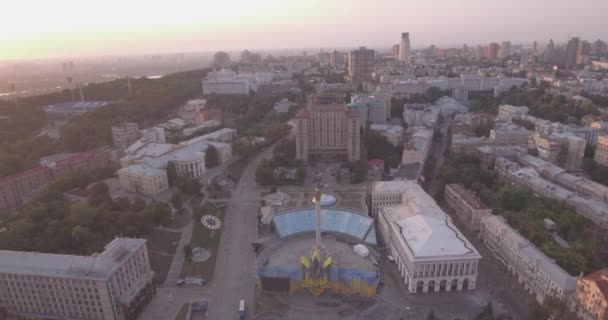Náměstí nezávislosti Kyjev letecký průzkum, 20 srpna 2017. Město krajiny z výšky při východu slunce. Letní ráno, svítání nad starověké město Kyjev. Fotografování ze vzduchu domů za svítání. — Stock video