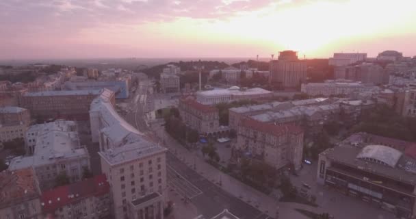 Encuesta aérea de Kiev-Plaza de la Independencia, 20 de agosto de 2017. Paisaje urbano desde una altura al amanecer. Mañana de verano, amanecer sobre la antigua ciudad de Kiev. Disparos desde el aire de las casas al amanecer . — Vídeos de Stock