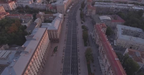 Kiev-Onafhankelijkheidsplein luchtfoto enquête, 20 augustus 2017. Stad landschap vanaf een hoogte bij zonsopgang. Zomerochtend, dageraad over de oude stad van Kiev. Schieten vanuit de lucht van huizen bij dageraad. — Stockvideo