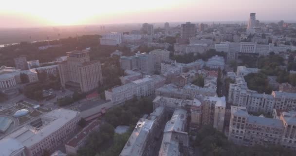 Inquérito aéreo Kyiv-Independence Square, 20 de agosto de 2017. Paisagem da cidade de uma altura ao nascer do sol. Manhã de verão, amanhecer sobre a antiga cidade de Kiev. Tiroteio do ar das casas ao amanhecer . — Vídeo de Stock