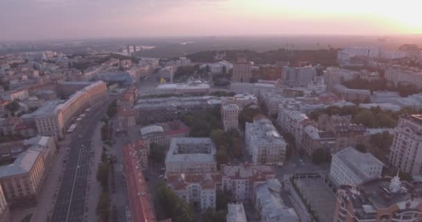 Encuesta aérea de Kiev-Plaza de la Independencia, 20 de agosto de 2017. Paisaje urbano desde una altura al amanecer. Mañana de verano, amanecer sobre la antigua ciudad de Kiev. Disparos desde el aire de las casas al amanecer . — Vídeos de Stock